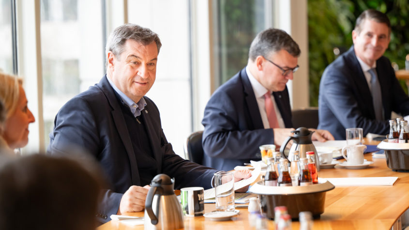 Ministerpräsident Dr. Markus Söder, Staatskanzleiminister Dr. Florian Herrmann und Europaminister Eric Beißwenger während der Kabinettssitzung.